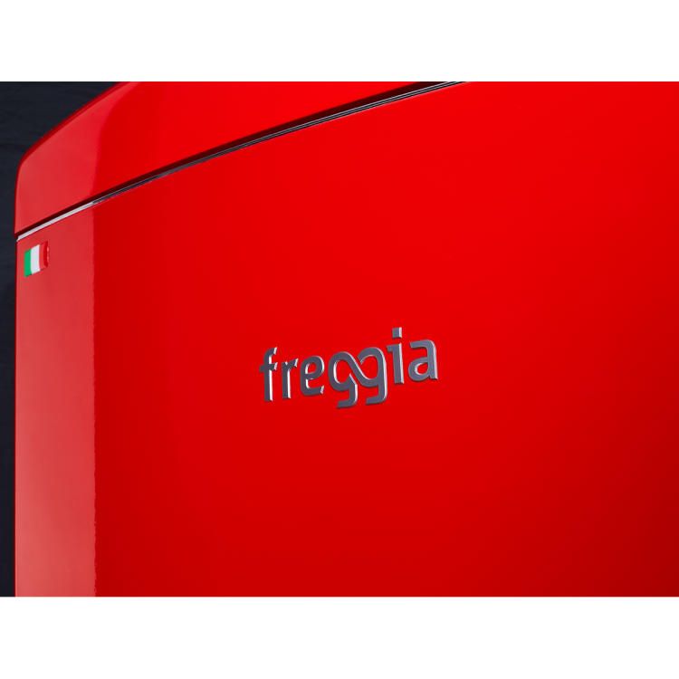 Італійський бренд Freggia зовсім недавно випустив нову лінійку ретро-холодильників, і представив модель червоного кольору