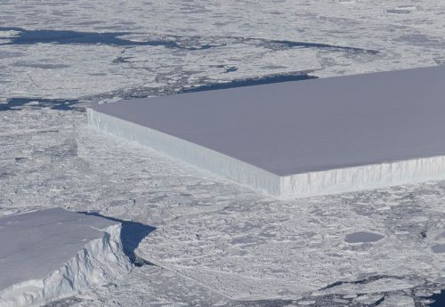 Природа та геометрія: NASA опублікували світлину ідеально прямокутного антарктичного айсберга