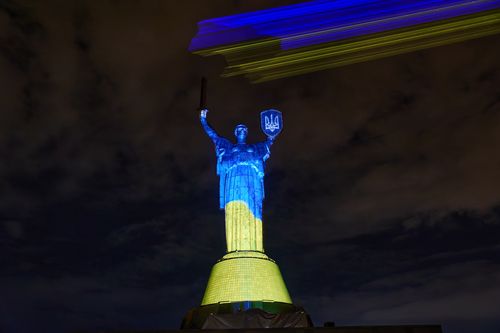 Монумент «Батьківщина-Мати» ожив лазерно-світловою інсталяцією Expolight у рамках Brand Ukraine International Conference