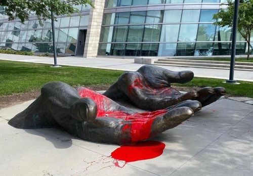 Изменения в контексте: "окровавленная" скульптура «Служить и защищать» возле здания полиции в Солт-Лейк-Сити
