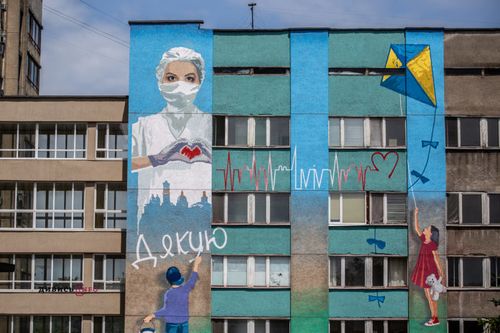 «Подяка лікарям»: фарбами Sadolin намалювали мурал на фасаді лікарні у Львові