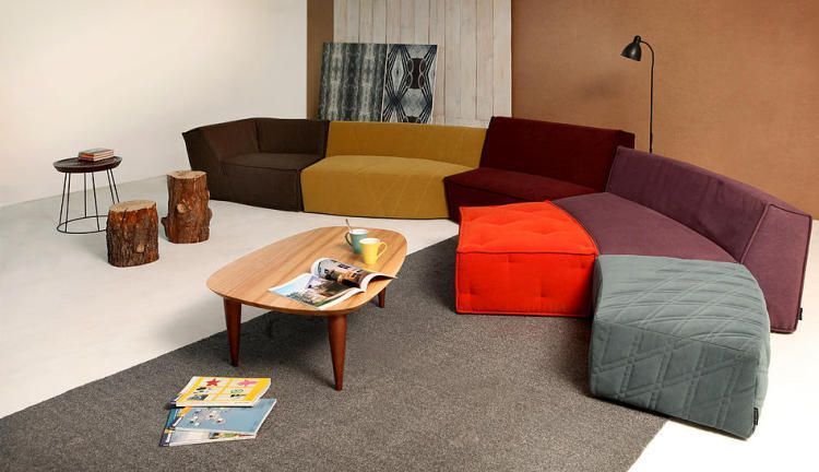 Предметы неправильной формы серии Beskyd: модульный диван и столики, которые имитируют природную среду. Вдохновением послужили путешествия вдоль скалистого морского берега, которые в очередной раз напомнили, что природные изгибы намного удобнее прямоугольной мебели
