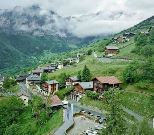 Жити у швейцарському селі Альбінен: шанс для українців, чи ідея для українських чиновників