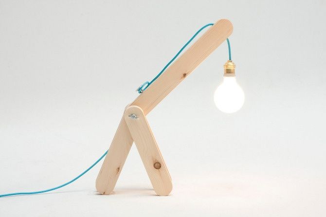Такая вот – практически игрушечная версия светильника может чудесно вписаться в интерьер детской