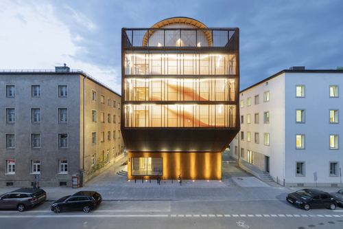 Дитячий садок із гірками замість сходів: Kéré Architecture створили вертикальний ігровий простір у Мюнхені