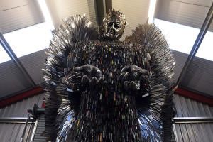 Из 100 000 ножей: 8-метровая скульптура-ангел