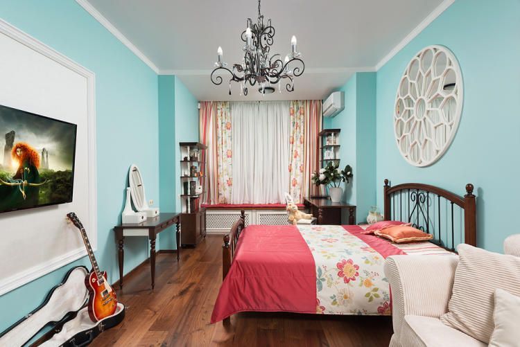 В детской, в угоду юной хозяйке комнаты, все стены выкрашены в бирюзовый цвет. Наличие в помещении лишь самой необходимой мебели подчеркивает простоту и комфорт средиземноморского стиля. 