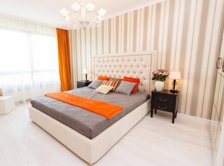 Обе спальни - просторные, светлые и по-своему яркие. Оригинальности обстановке добавляют не только цветовые контрасты аксессуаров (подушки, занавески), но и концептуально разный стиль фурнитуры.