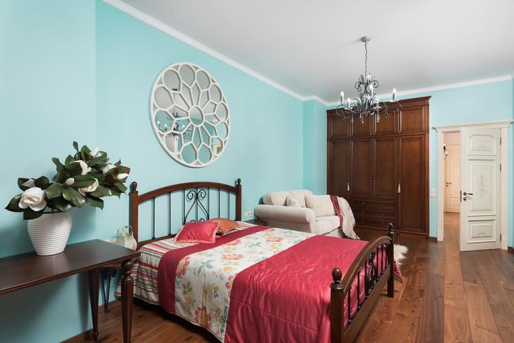 В детской, в угоду юной хозяйке комнаты, все стены выкрашены в бирюзовый цвет. Наличие в помещении лишь самой необходимой мебели подчеркивает простоту и комфорт средиземноморского стиля. 