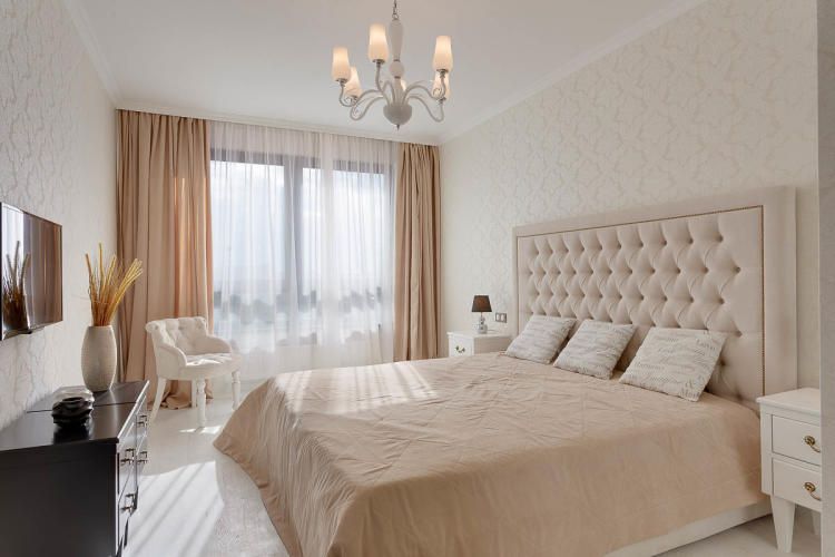 В спальнях дизайнеры решили использовать классические цвета – нежные пастельные оттенки. Это помогло создать расслабляющую, умиротворенную атмосферу – как раз то, что нужно для полноценного отдыха. 