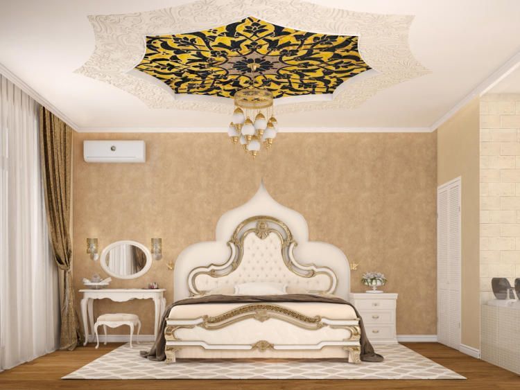 Дизайнер интерьера Татьяна Зайцева придумала интересное оформление потолка в спальне - розетка с росписью в восточном стиле. 