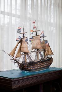 Модель парусного  корабля в макете водной поверхности.