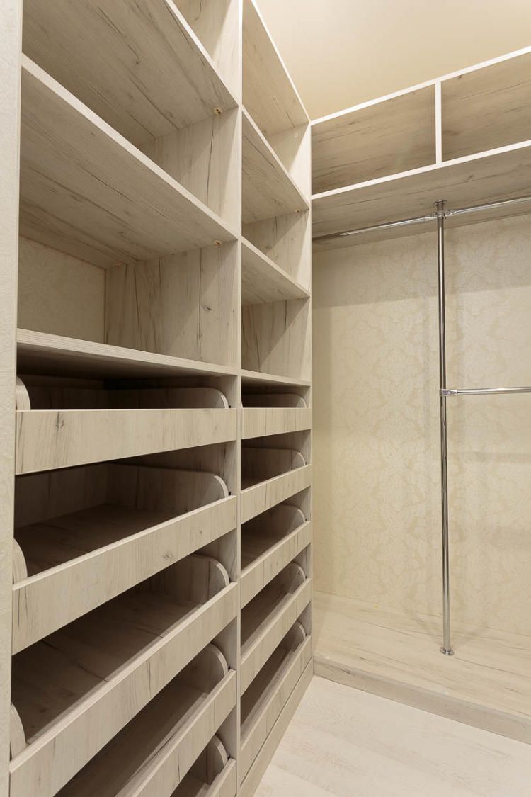 Кроме шкафов-купе, изготовленных по индивидуальному заказу, в квартире также имеется просторная гардеробная.