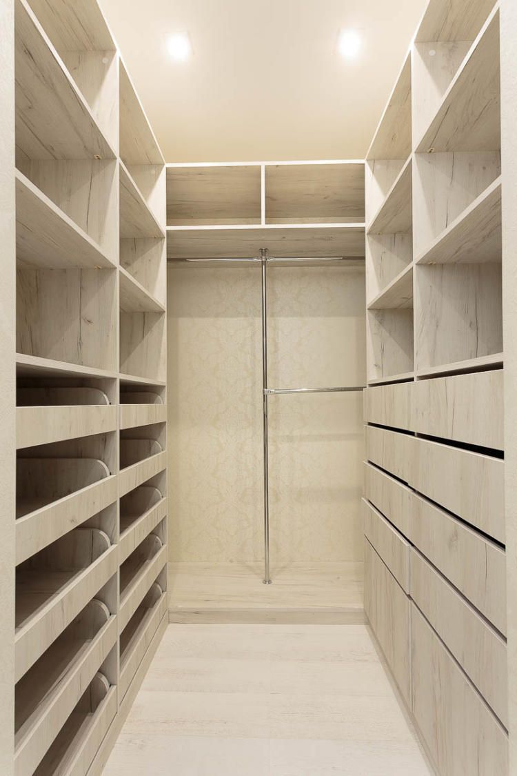 Кроме шкафов-купе, изготовленных по индивидуальному заказу, в квартире также имеется просторная гардеробная.