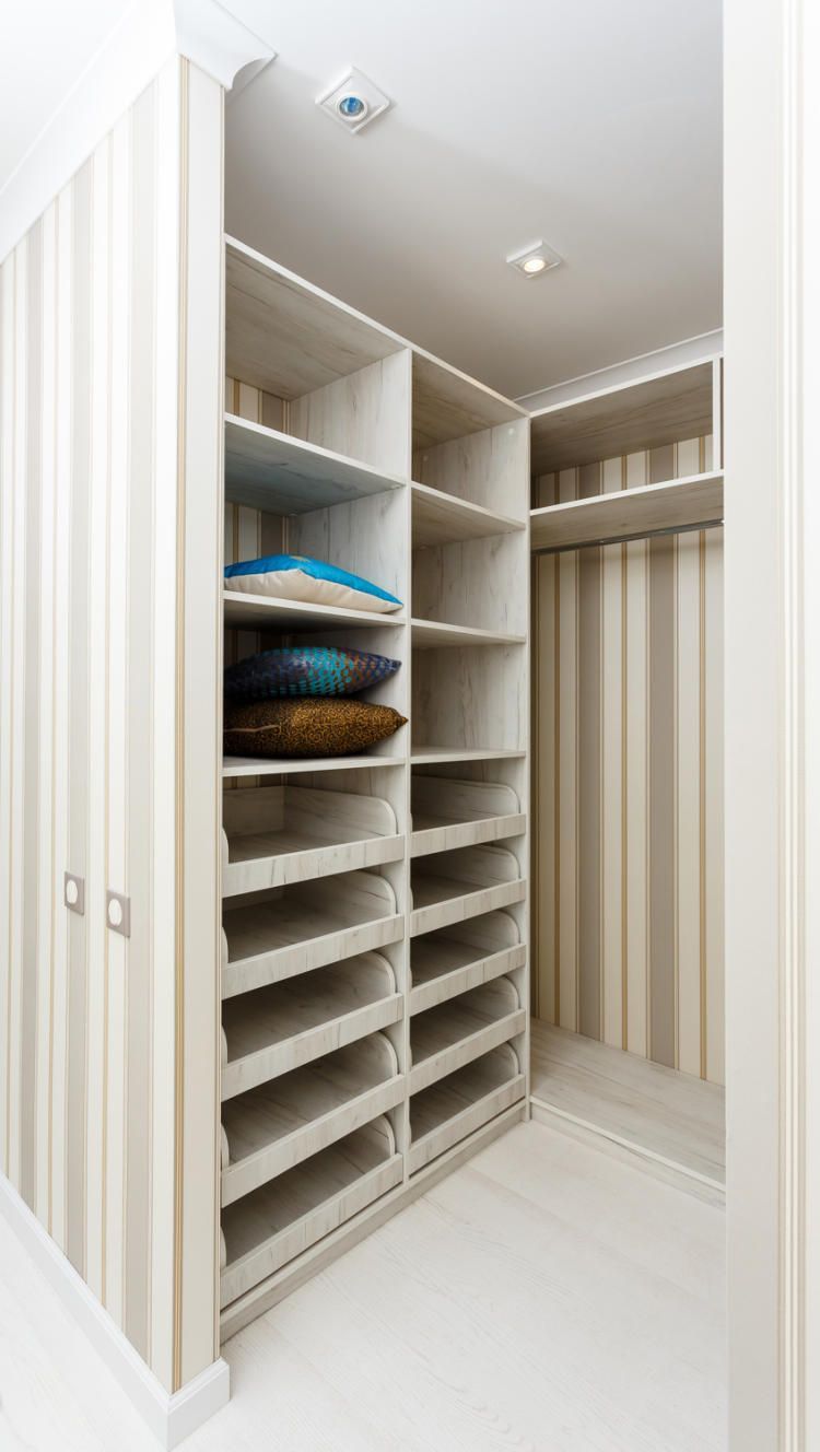 Команда дизайн-бюро SKS Design ответственно подошла и к вопросу хранения вещей. Вместительные шкафы-купе и удобная гардеробная предоставляют достаточно пространства.